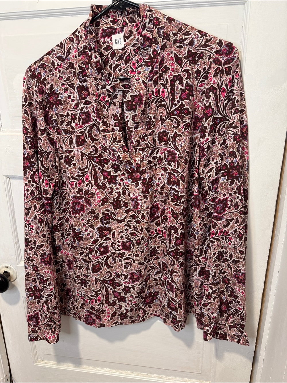 GAP Women's Floral V-Neck Long Sleeve Top in Pink and Burgundy